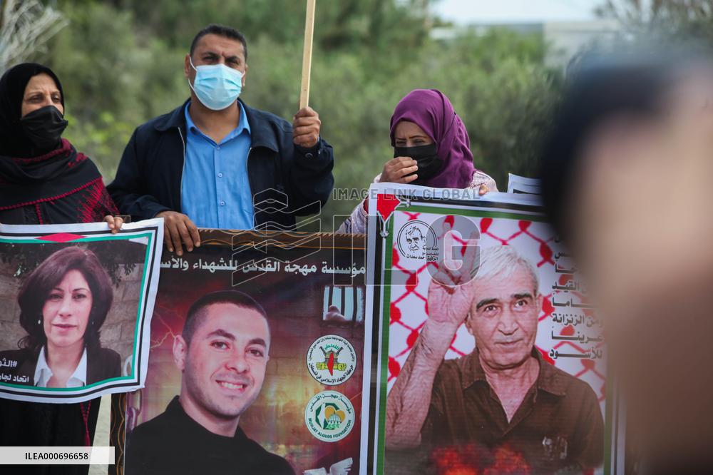 Palestinians protest in solidarity prisoners in Israeli jails