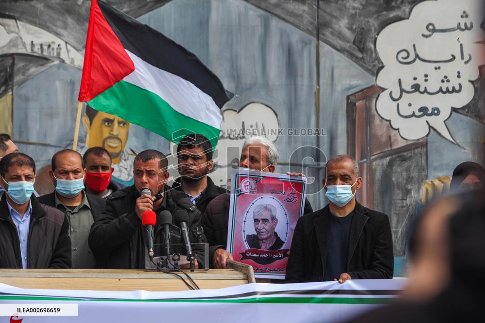 Palestinians protest in solidarity prisoners in Israeli jails