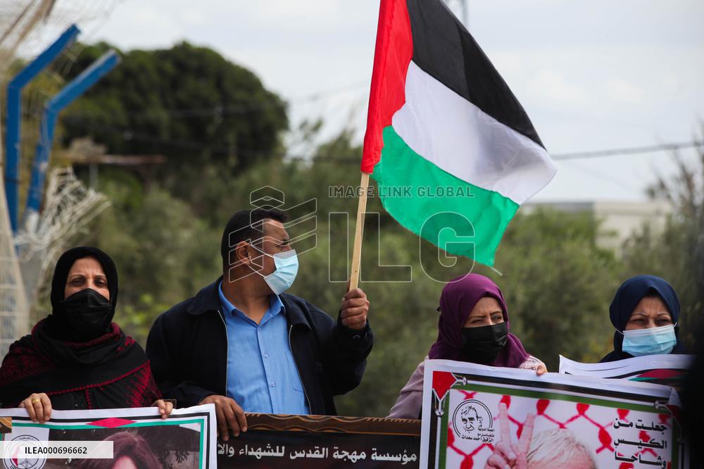 Palestinians protest in solidarity prisoners in Israeli jails
