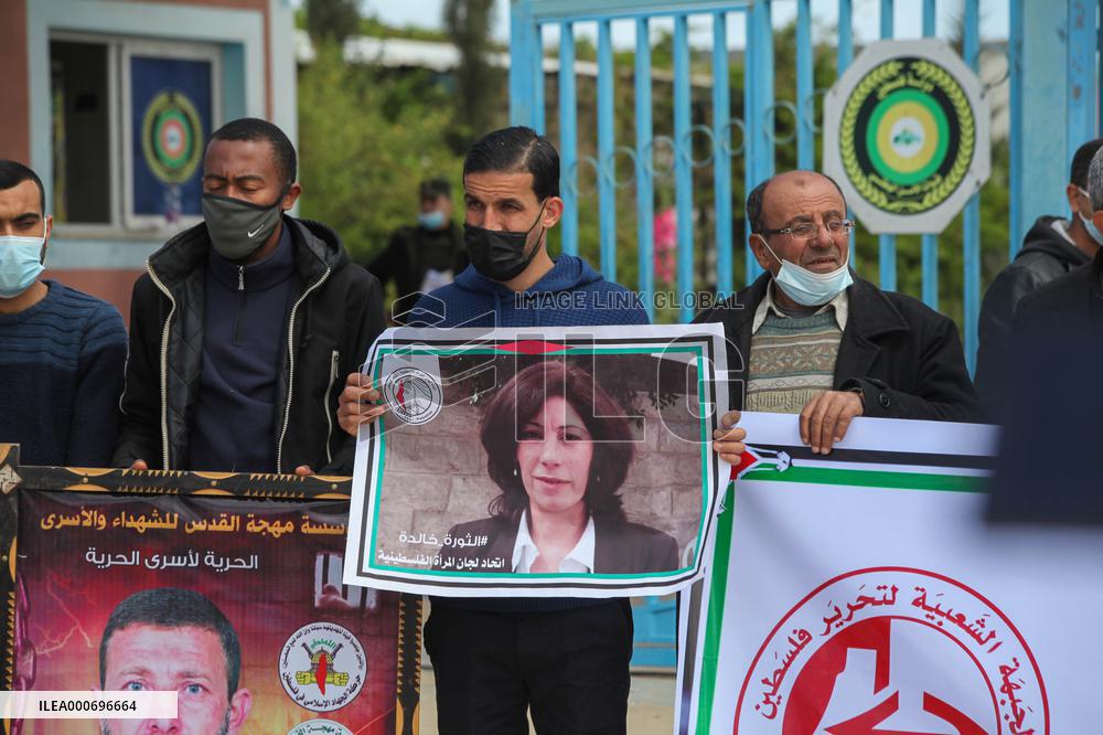 Palestinians protest in solidarity prisoners in Israeli jails