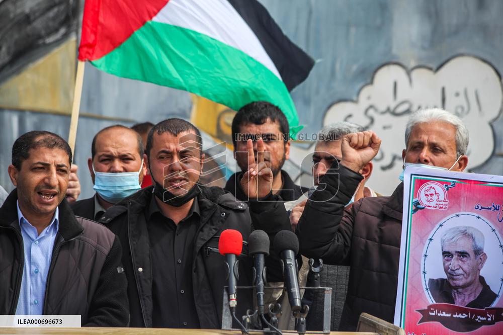 Palestinians protest in solidarity prisoners in Israeli jails