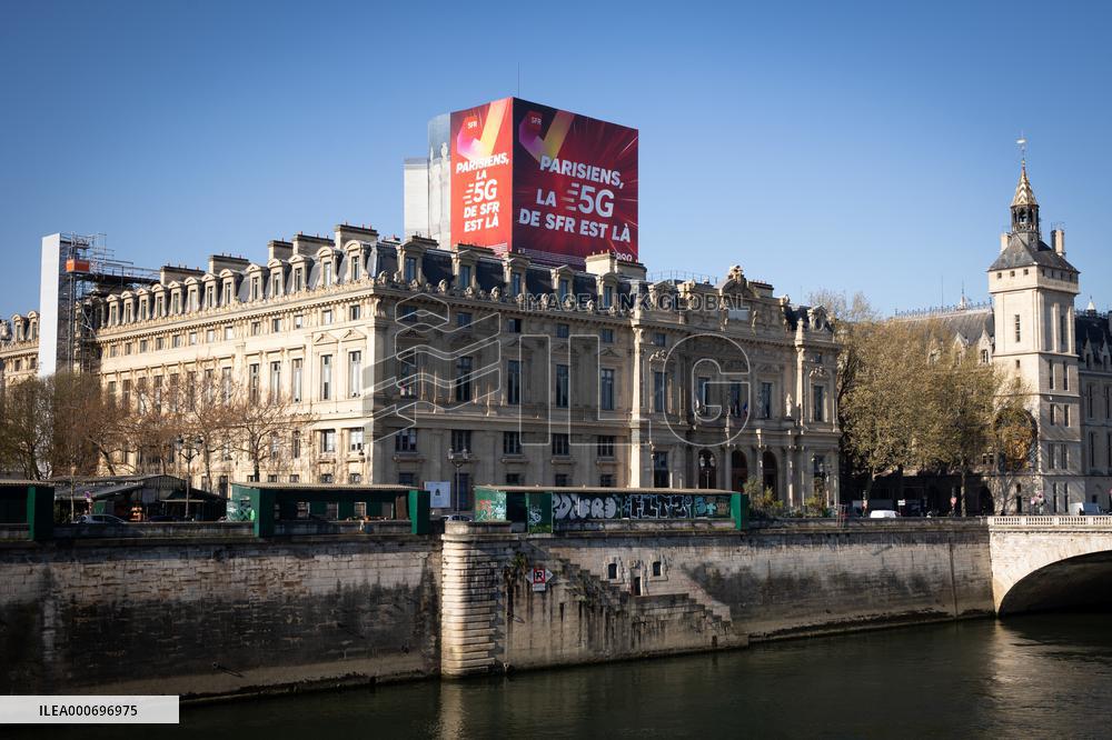 5G Advertising Board - Paris