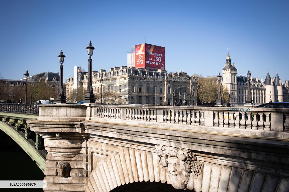 5G Advertising Board - Paris