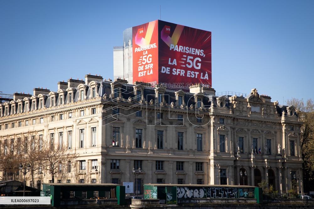 5G Advertising Board - Paris