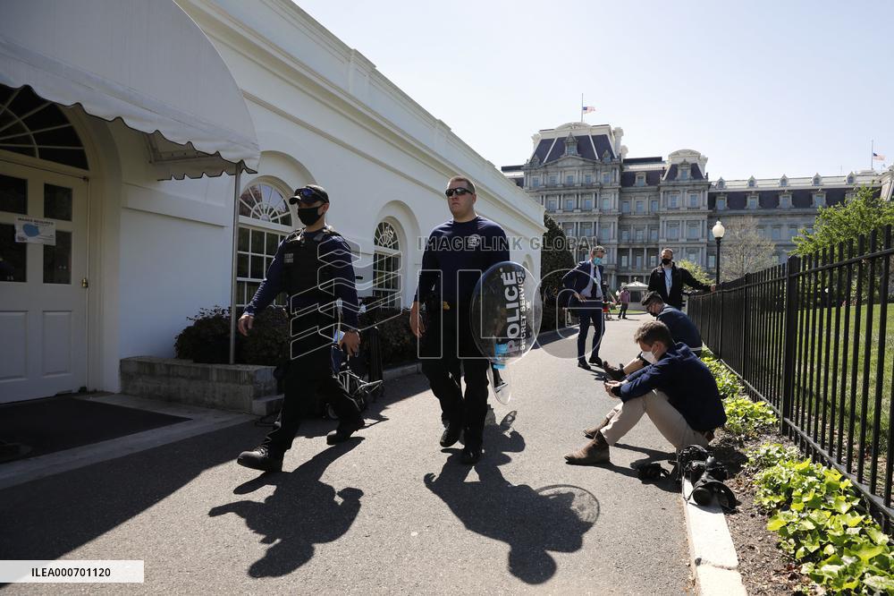 Secret Service memebers carry riot shields - Washington
