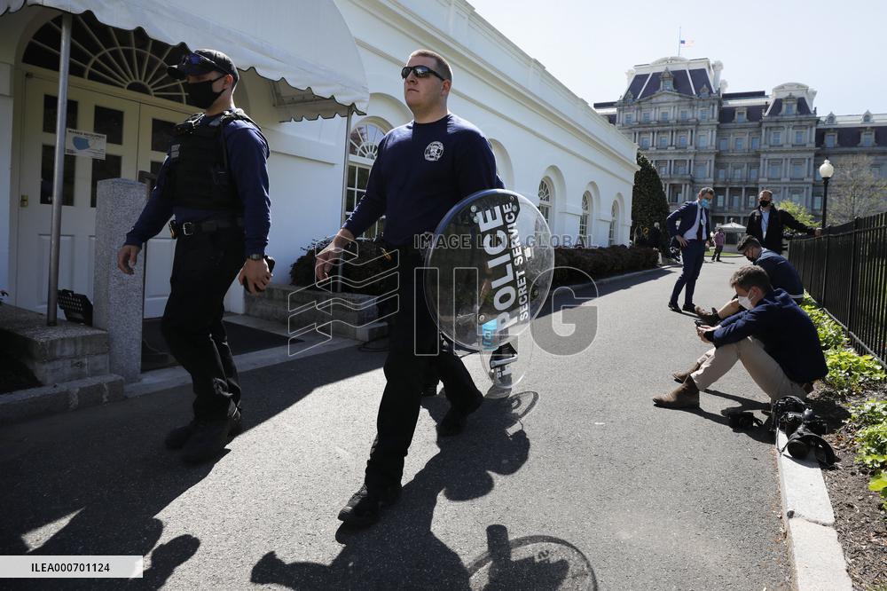 Secret Service memebers carry riot shields - Washington