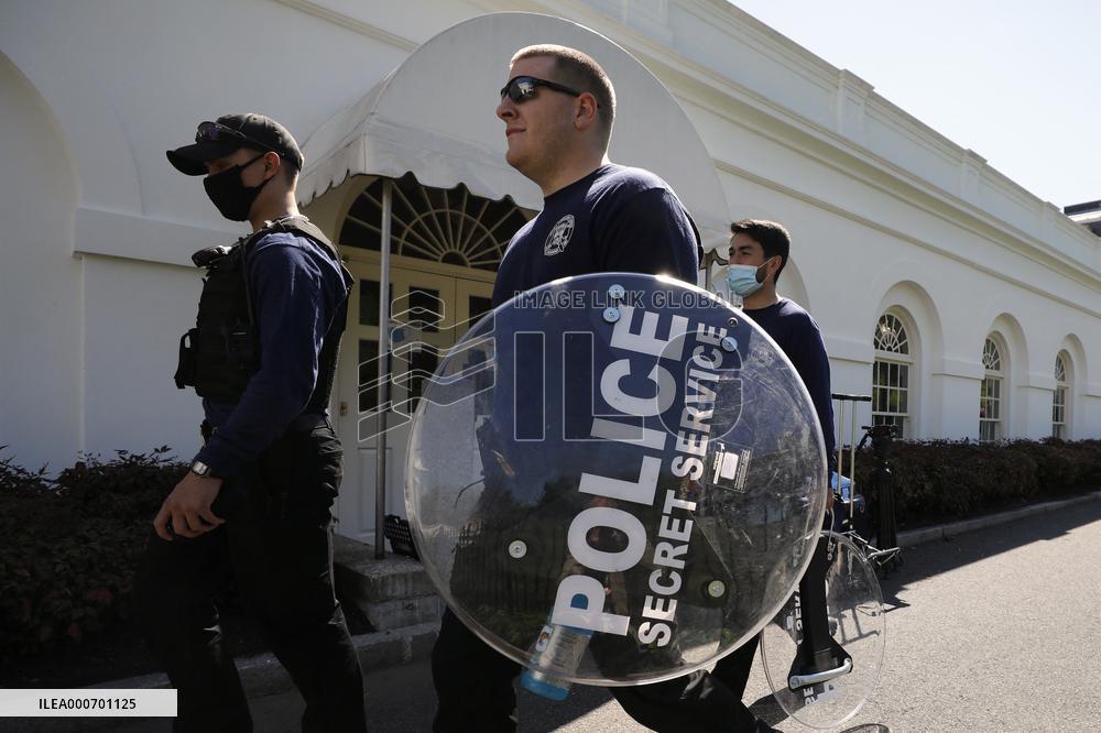 Secret Service memebers carry riot shields - Washington