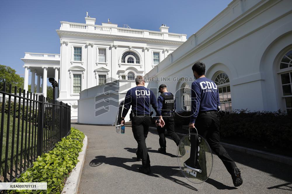 Secret Service memebers carry riot shields - Washington