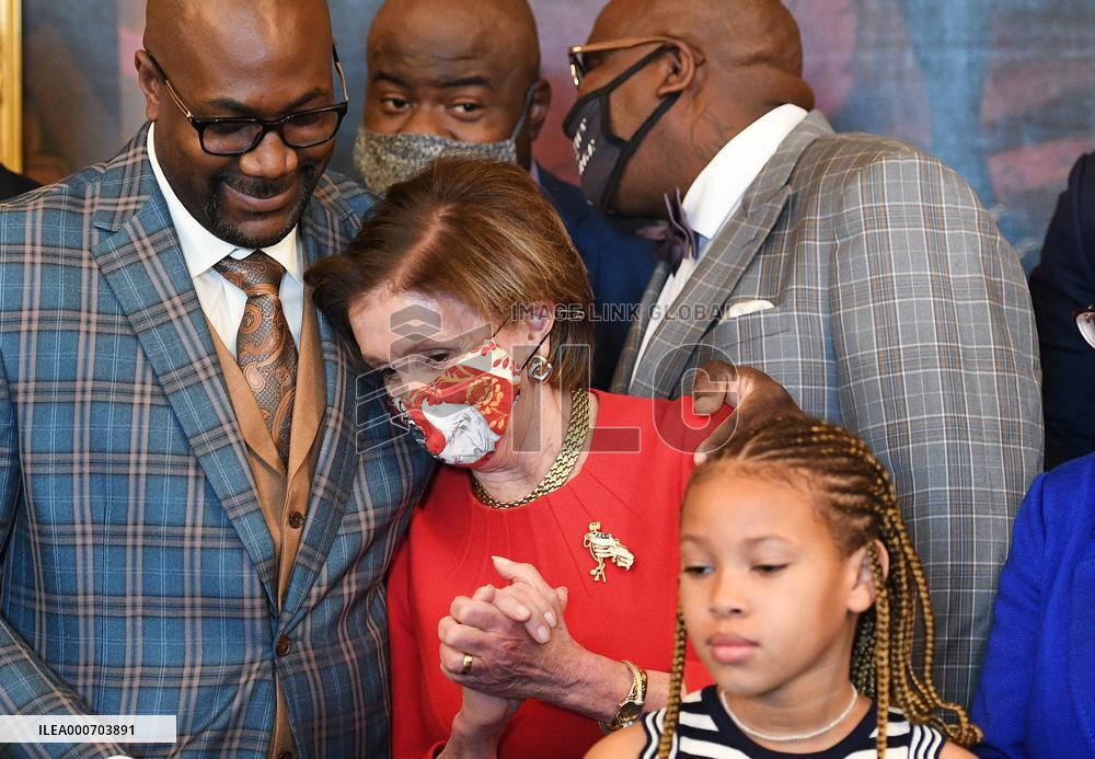 House Speaker Pelosi Meets Members Of The George Floyd Family - Washington
