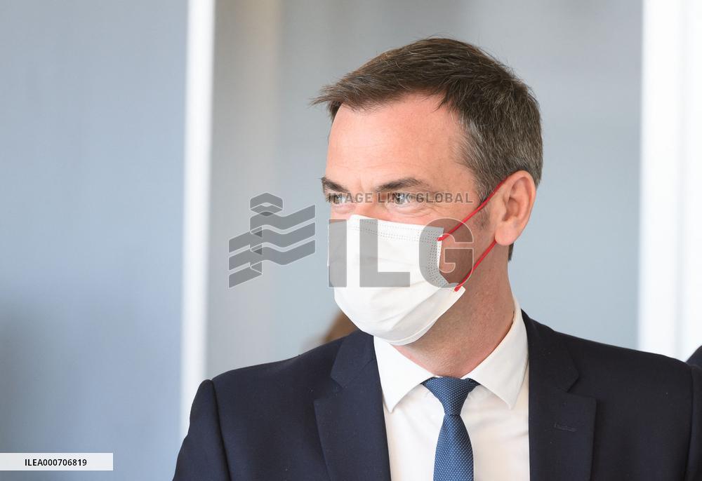 Olivier Veran visiting the crisis unit of the Regional health agency - saint Denis