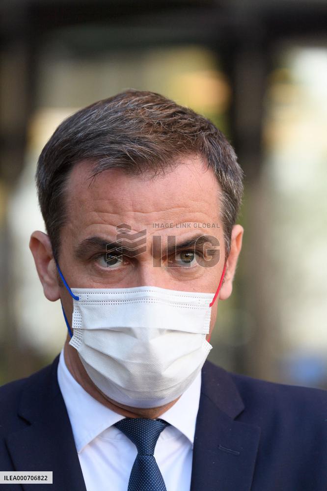 Olivier Veran visiting the crisis unit of the Regional health agency - saint Denis