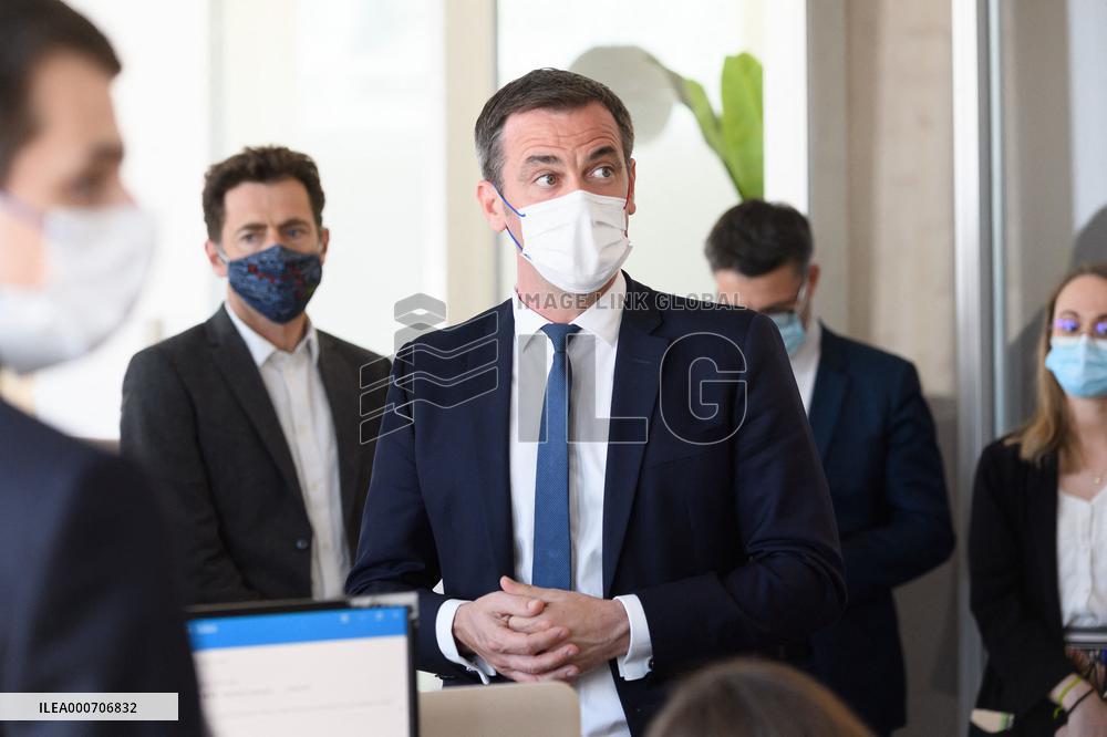 Olivier Veran visiting the crisis unit of the Regional health agency - saint Denis