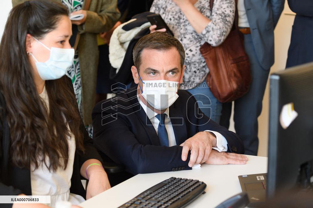 Olivier Veran visiting the crisis unit of the Regional health agency - saint Denis