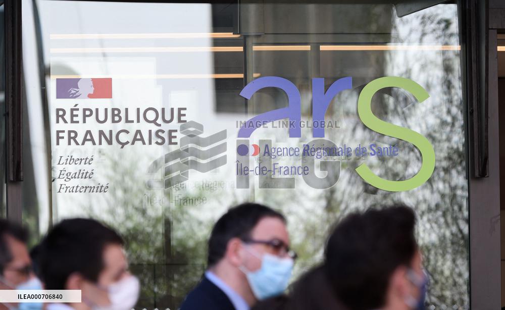 Olivier Veran visiting the crisis unit of the Regional health agency - saint Denis