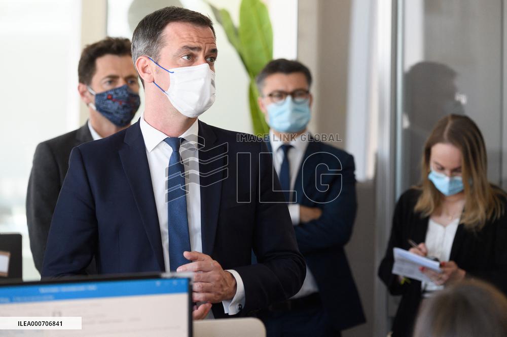 Olivier Veran visiting the crisis unit of the Regional health agency - saint Denis