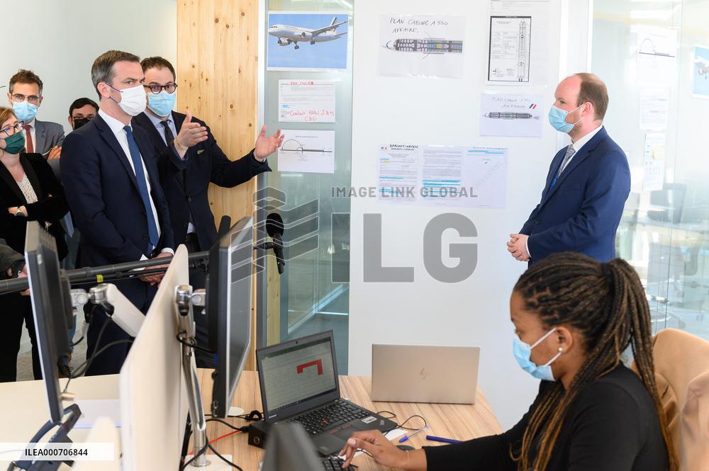 Olivier Veran visiting the crisis unit of the Regional health agency - saint Denis