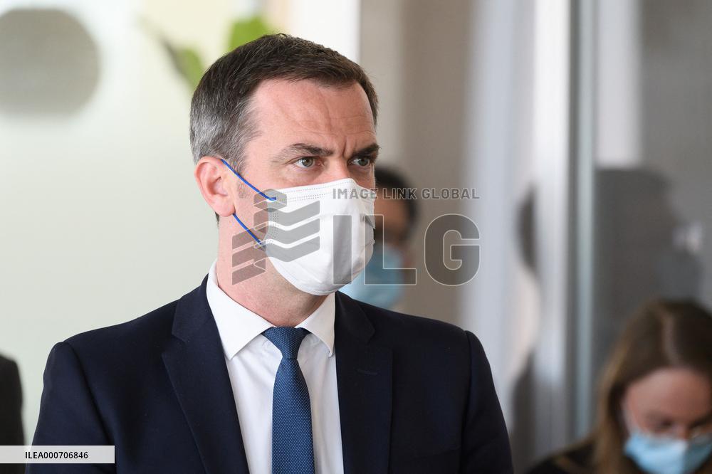 Olivier Veran visiting the crisis unit of the Regional health agency - saint Denis