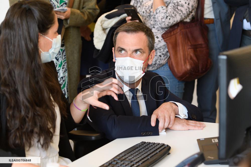 Olivier Veran visiting the crisis unit of the Regional health agency - saint Denis