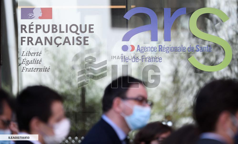 Olivier Veran visiting the crisis unit of the Regional health agency - saint Denis