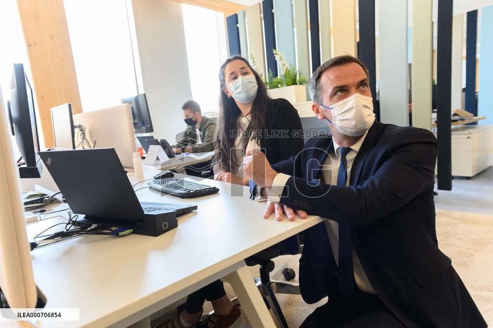 Olivier Veran visiting the crisis unit of the Regional health agency - saint Denis