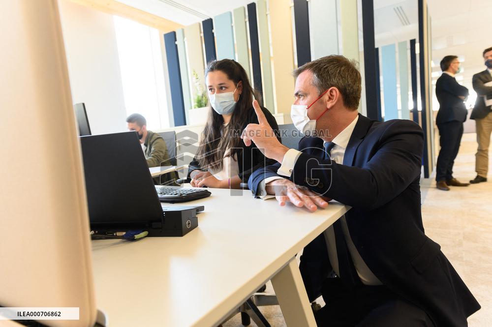 Olivier Veran visiting the crisis unit of the Regional health agency - saint Denis