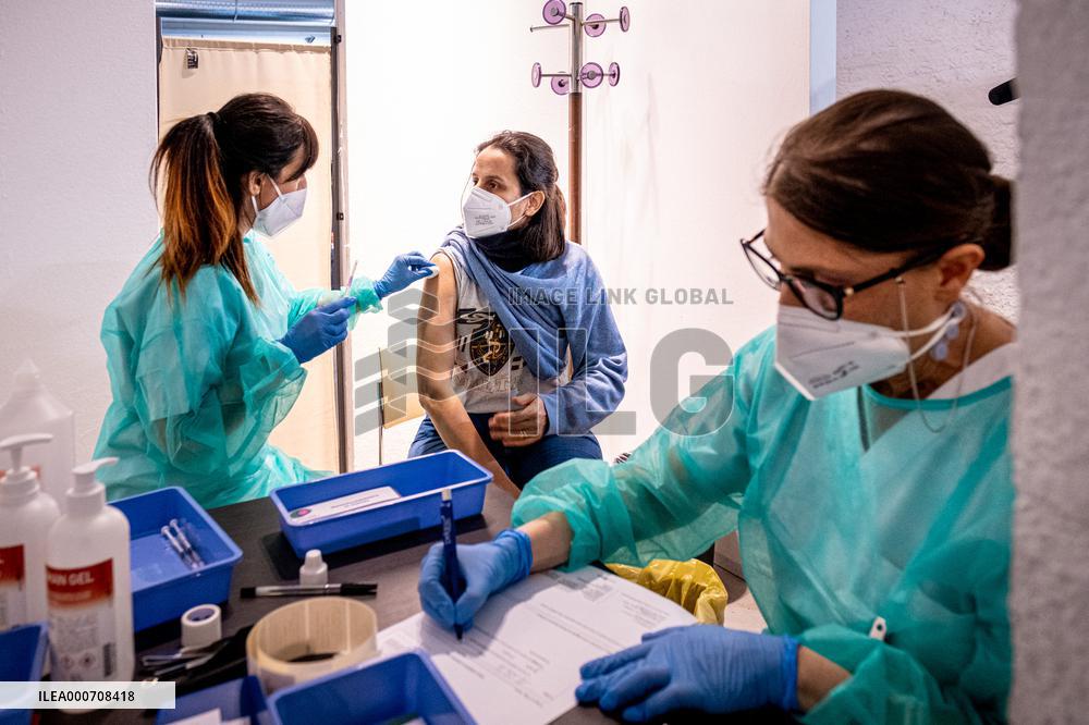 Italy Resumes The Astrazeneca Vaccine Rollout - Milan