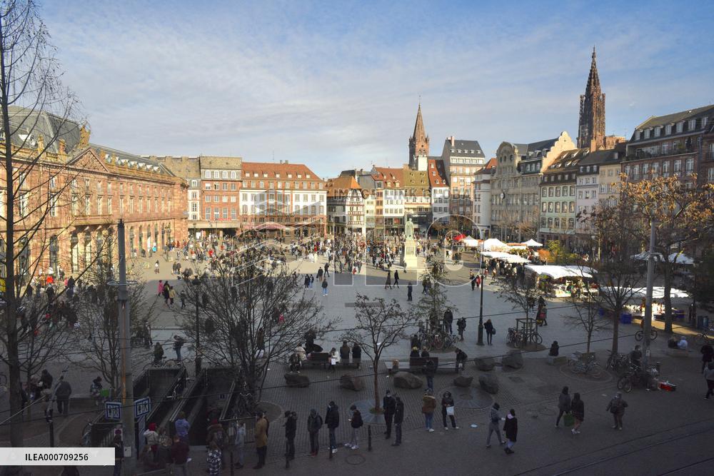 People enjoy a sunny spring day - Strasbourg