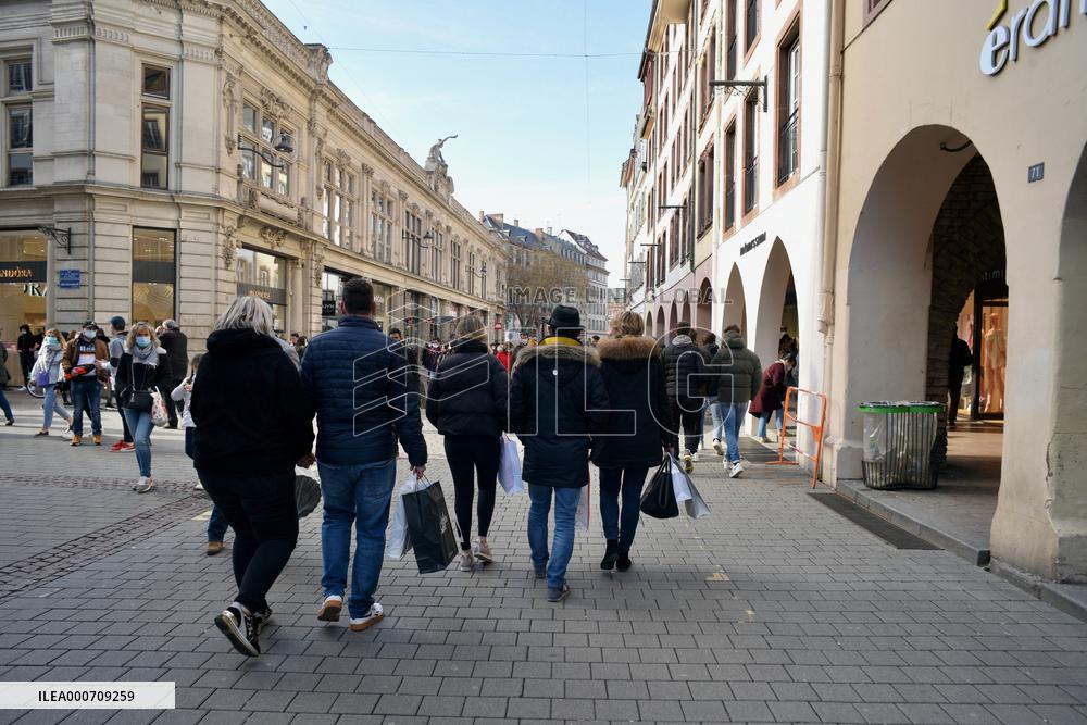 People enjoy a sunny spring day - Strasbourg