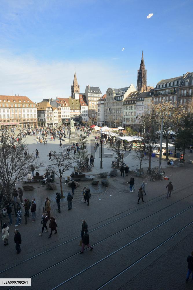 People enjoy a sunny spring day - Strasbourg