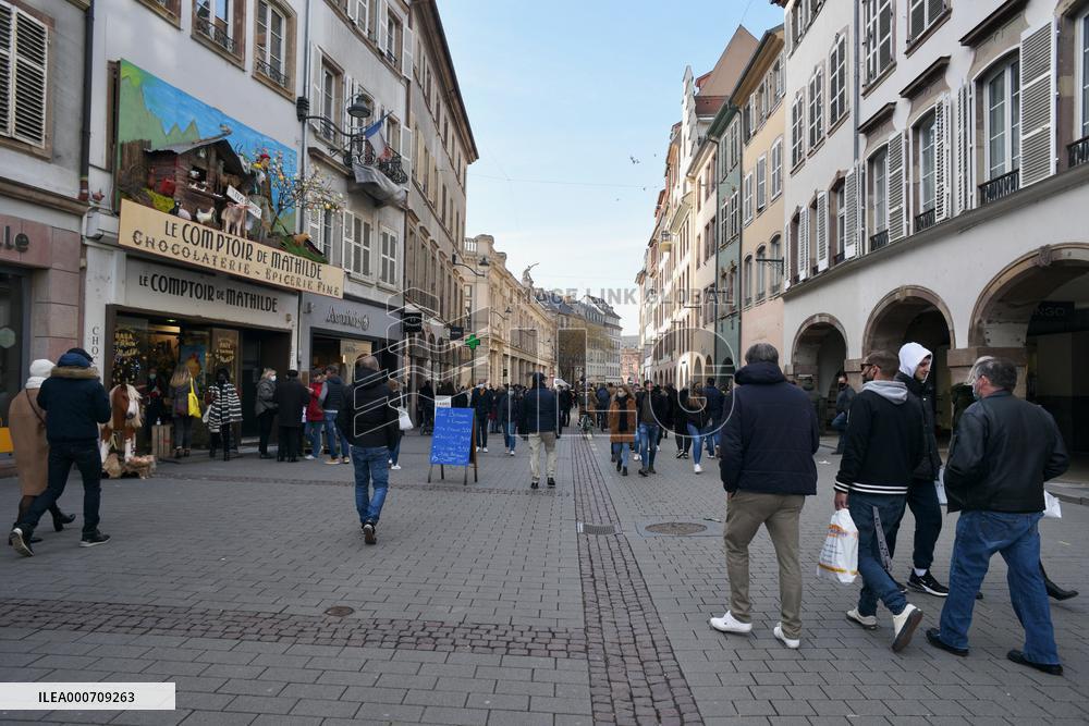 People enjoy a sunny spring day - Strasbourg