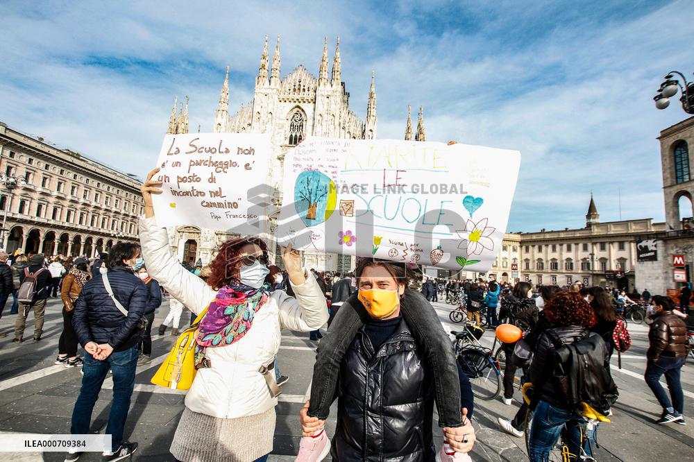 Students and teachers protest - Milan