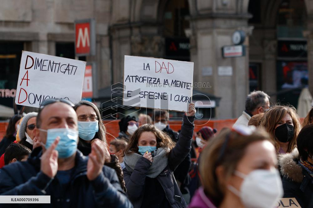 Students and teachers protest - Milan