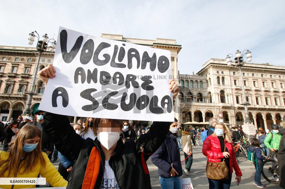 Students and teachers protest - Milan