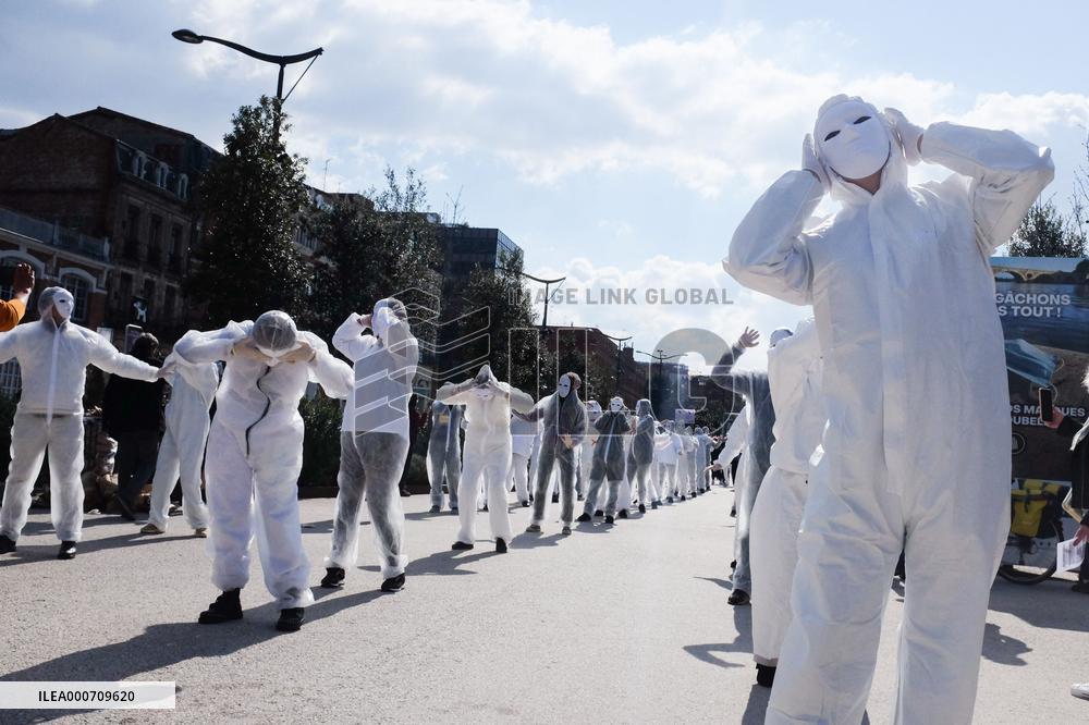 White Masks Protest Against Covid-19 Measures - Toulouse