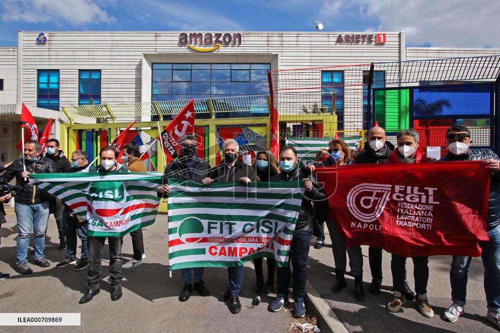 Amazon headquarters workers protest - Naples