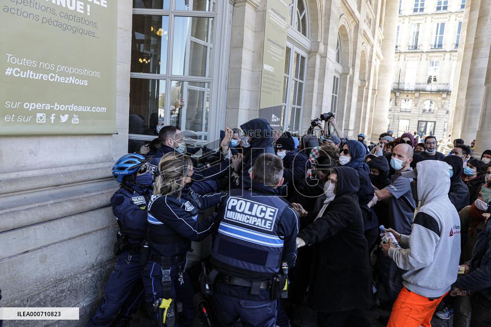 Evacuation of Grand Theatre - Bordeaux