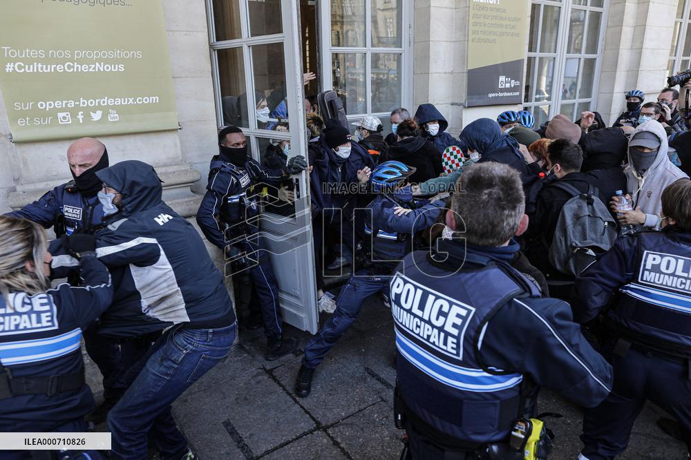 Evacuation of Grand Theatre - Bordeaux