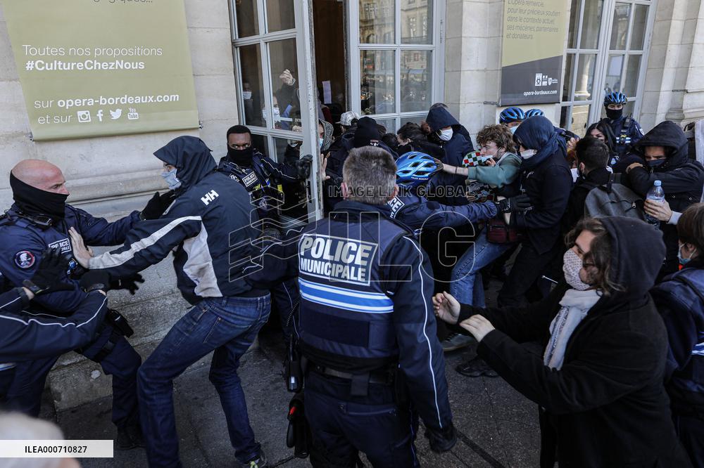 Evacuation of Grand Theatre - Bordeaux