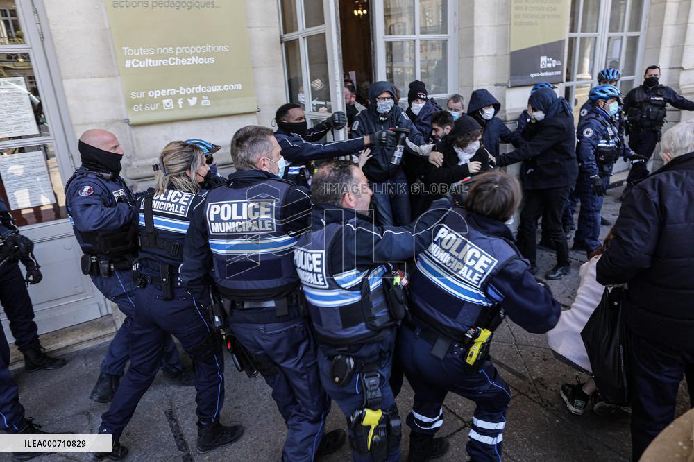 Evacuation of Grand Theatre - Bordeaux