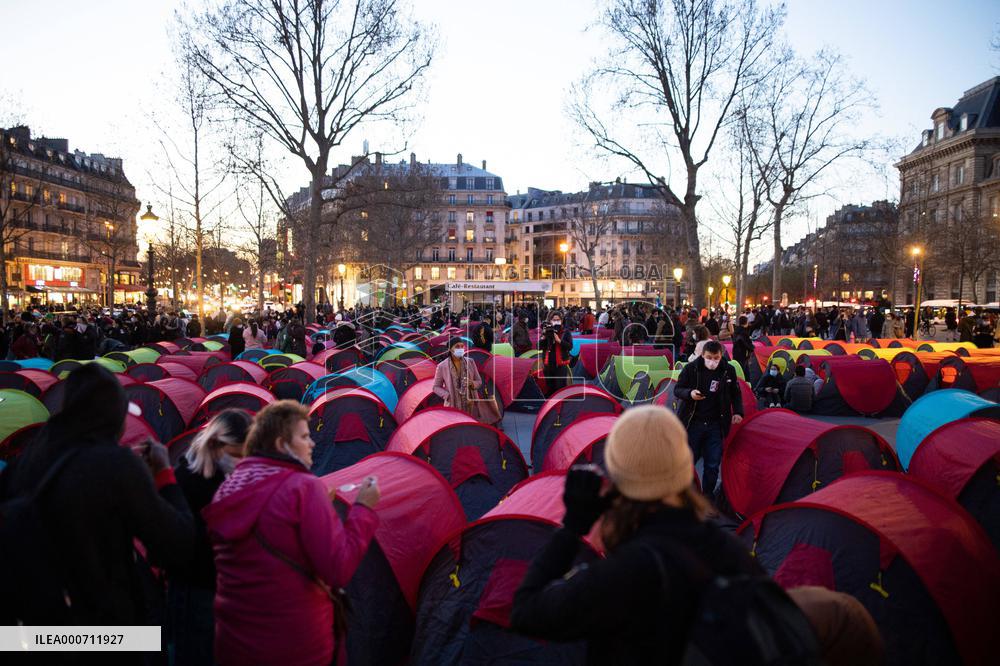 00 Tents Set-Up In Place De La Republique - Paris