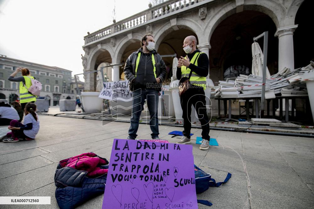 Parents In The Square Against Distance Learning - Bergamo