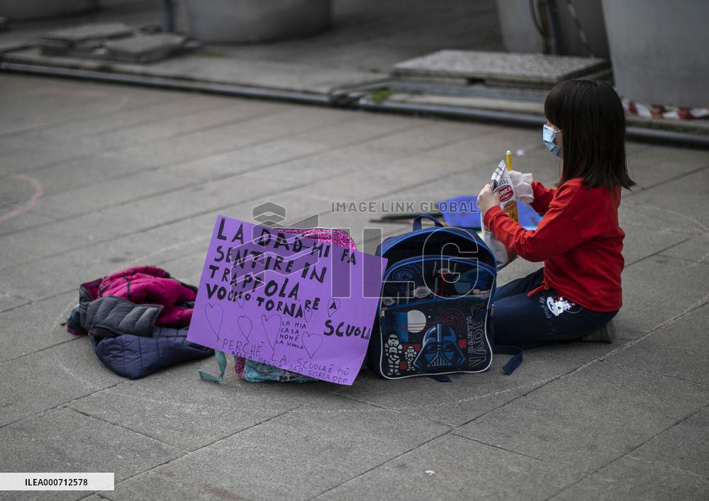 Parents In The Square Against Distance Learning - Bergamo