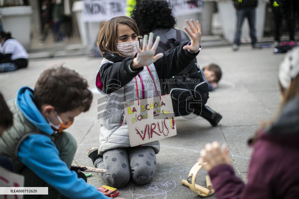 Parents In The Square Against Distance Learning - Bergamo