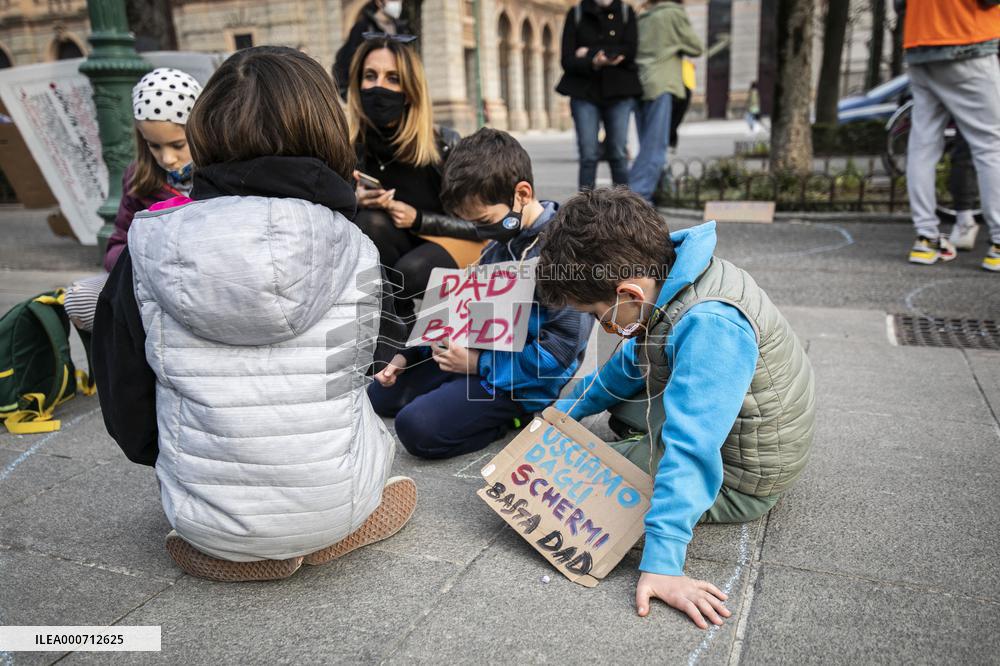 Parents In The Square Against Distance Learning - Bergamo