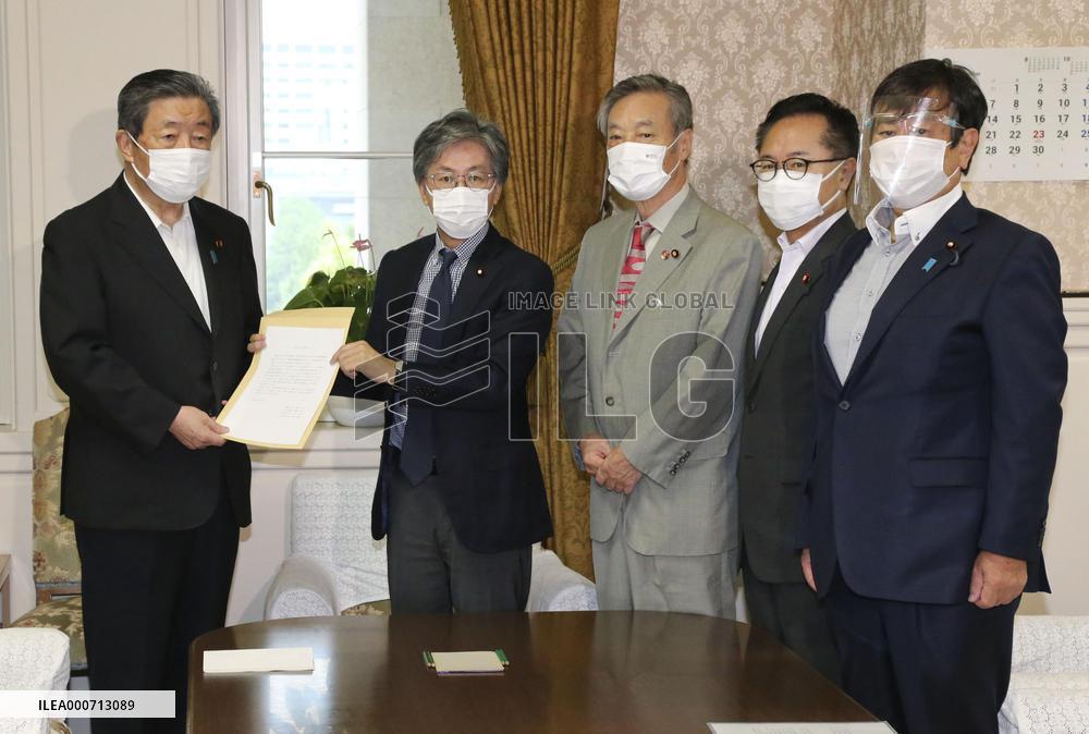 Opposition bashes LDP's refusal to convene parliament