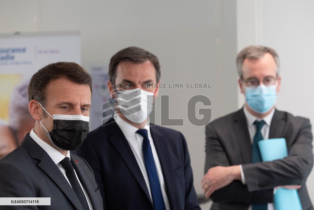 Macron visits a Social security insurance center - Creteil
