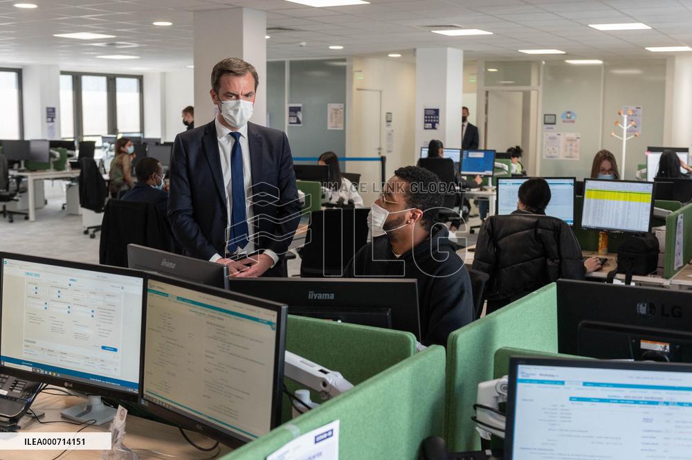 Macron visits a Social security insurance center - Creteil