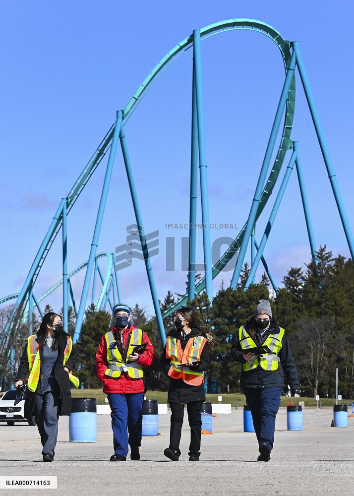 Drive-thru COVID-19 mass vaccination site - Canada