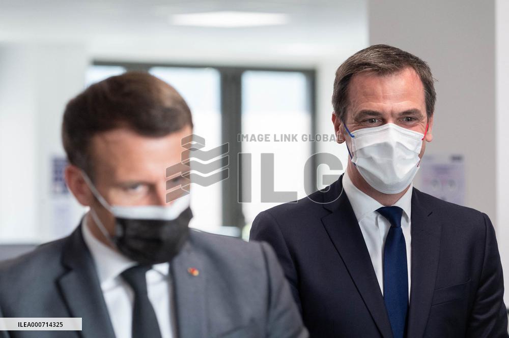 Macron visits a Social security insurance center - Creteil