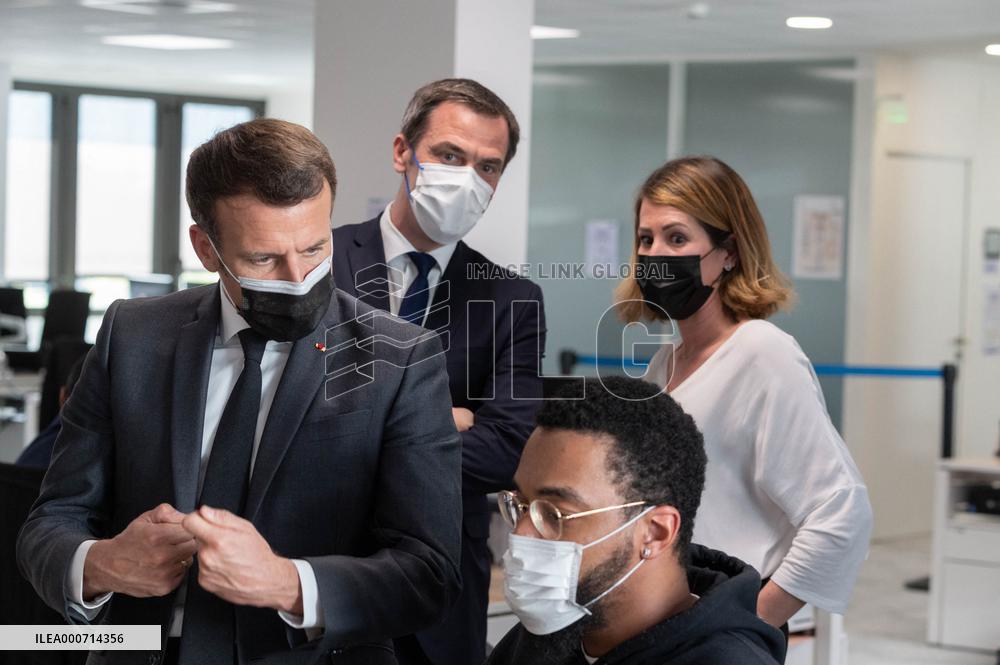 Macron visits a Social security insurance center - Creteil